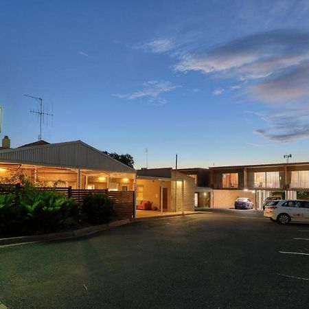 Court Street Motel Parkes Buitenkant foto