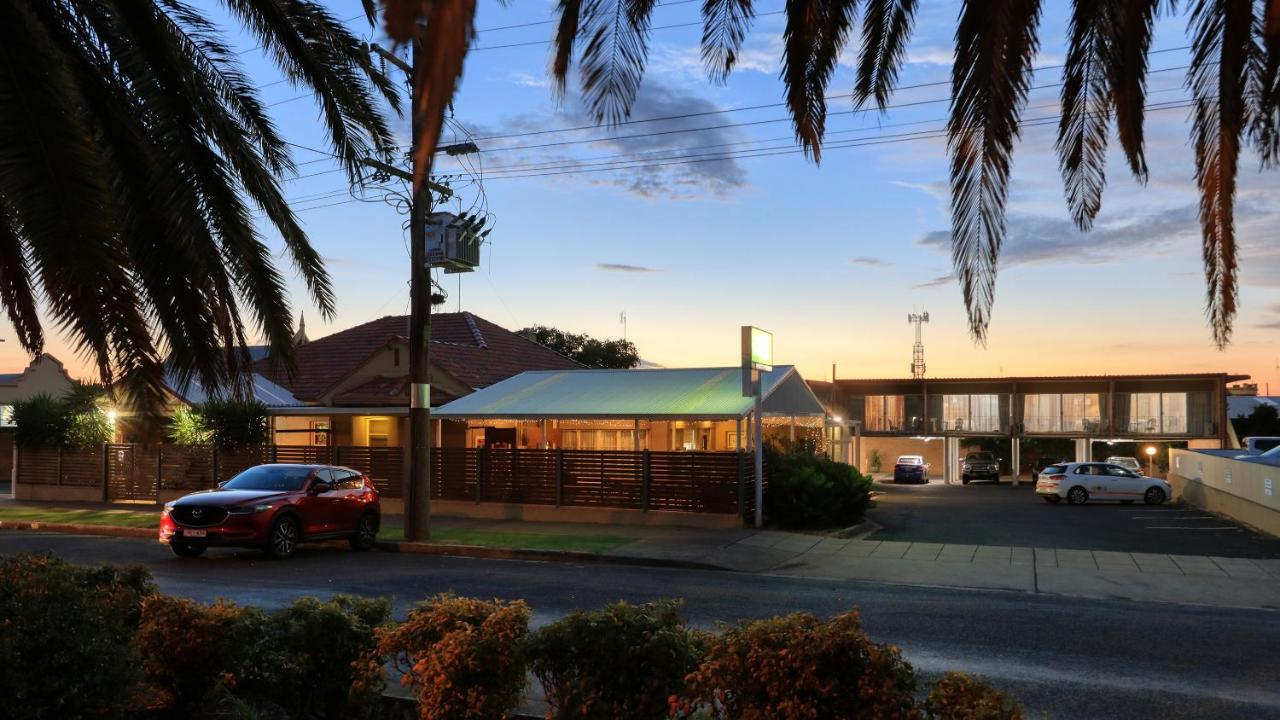 Court Street Motel Parkes Buitenkant foto