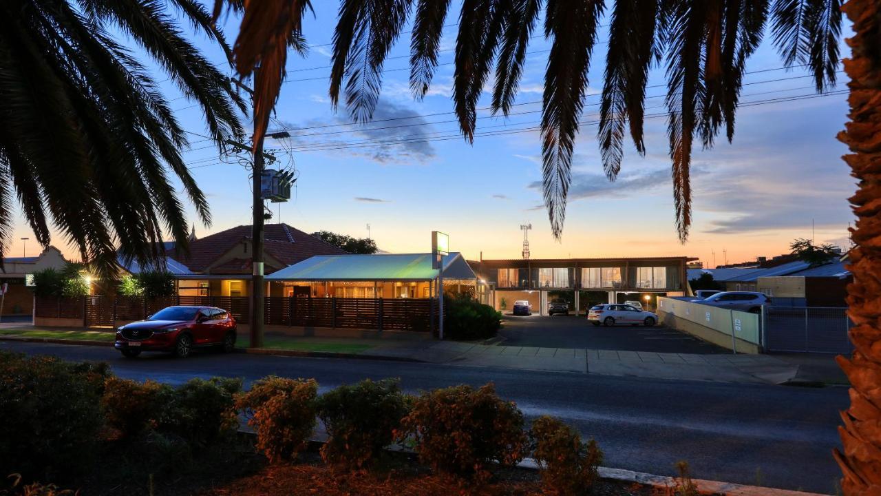 Court Street Motel Parkes Buitenkant foto