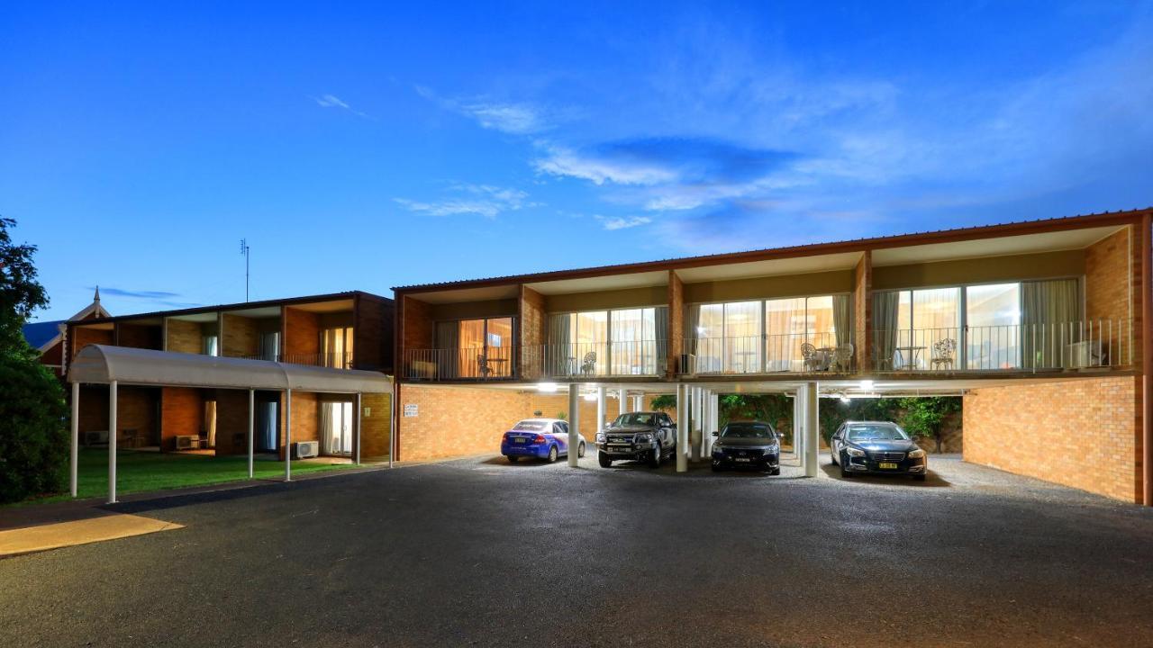 Court Street Motel Parkes Buitenkant foto