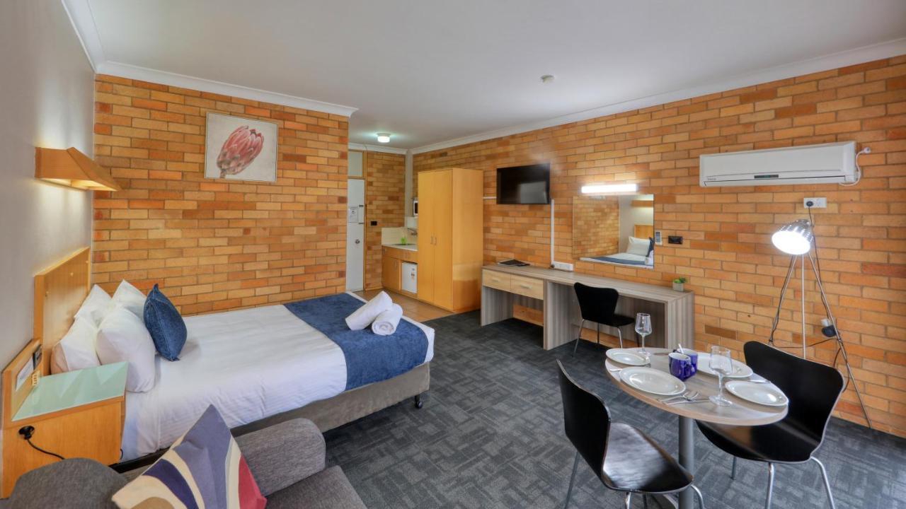 Court Street Motel Parkes Buitenkant foto